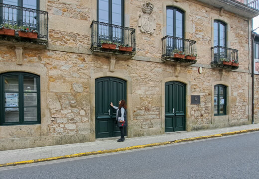 Renovada parte da carpintaría exterior da fachada da casa da cultura Raquel Fernández Soler